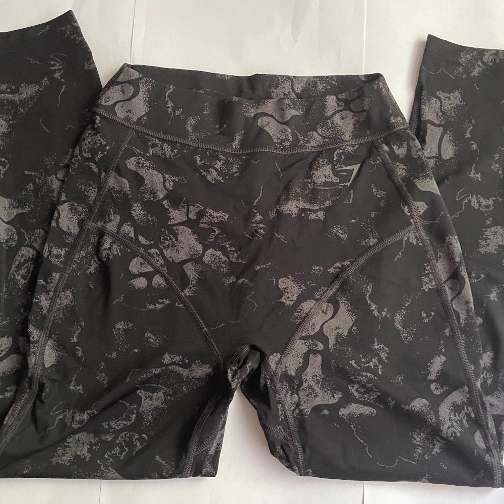 NWOT Gymshark x KKfit leggings in black camo in a size Small.